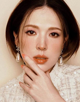 2025 Collection Luxury Pearl Earrings with Water Drop Shape Diamond Feather Detailing in Brass