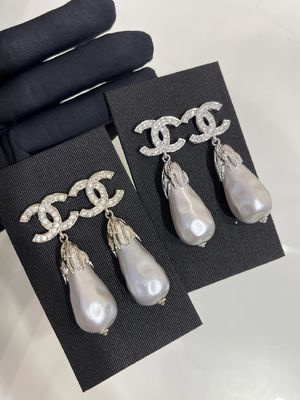 2025 Collection Luxury Pearl Earrings with Water Drop Shape Diamond Feather Detailing in Brass