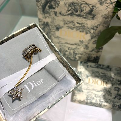 Swarovsk* Silver Phantom Crystal Single Ear Cuff.Single side earrings