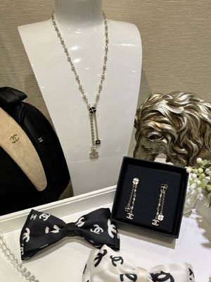 2025P Black White Enamel Mini Clover Camellia Diamond C Pendant Earrings
