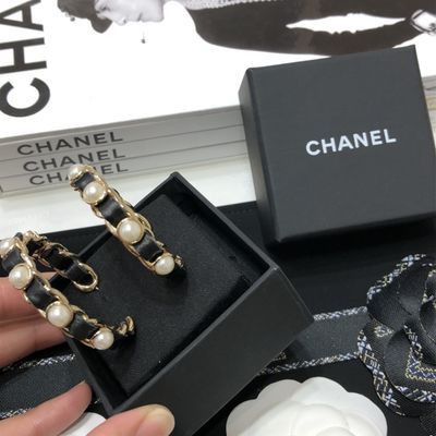 Customized Black Pearl Stud Earrings PU Leather Anti Allergy Finish Luxury Earrings