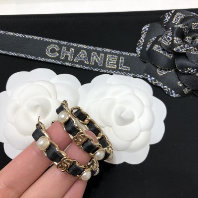 Customized Black Pearl Stud Earrings PU Leather Anti Allergy Finish Luxury Earrings