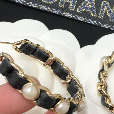 Customized Black Pearl Stud Earrings PU Leather Anti Allergy Finish Luxury Earrings