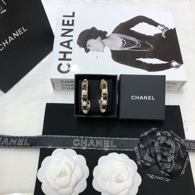 Customized Black Pearl Stud Earrings PU Leather Anti Allergy Finish Luxury Earrings