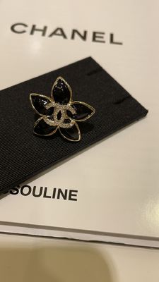 Black Enamel Floral Brooch Copper Luxury Brooch Anti Allergy Lightweight