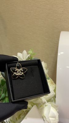 Black Enamel Floral Brooch Copper Luxury Brooch Anti Allergy Lightweight