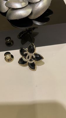 Black Enamel Floral Brooch Copper Luxury Brooch Anti Allergy Lightweight