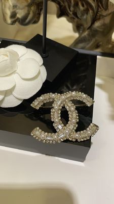 Twin C Clip Brooch Pins 18K Gold Plated With Diamond Pearl 20-30g