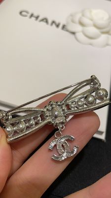 18K Gold plated Luxury Brooch Pin Rhinestone Bow Brooch 20g ODM/OEM Customized