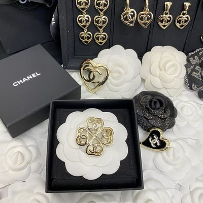 Hollow Out Luxury Brooch Pin Heart Clover Brooch 18K Gold Plated With Diamond