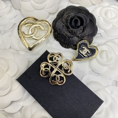 Hollow Out Luxury Brooch Pin Heart Clover Brooch 18K Gold Plated With Diamond