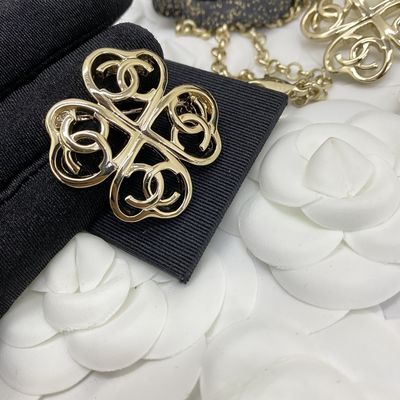 Hollow Out Luxury Brooch Pin Heart Clover Brooch 18K Gold Plated With Diamond