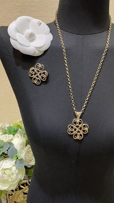 Hollow Out Luxury Brooch Pin Heart Clover Brooch 18K Gold Plated With Diamond