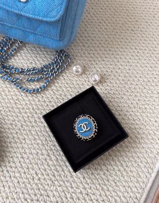 Luxury Brooch with Denim Chain Accent and Double C Circle Design on Brass Base