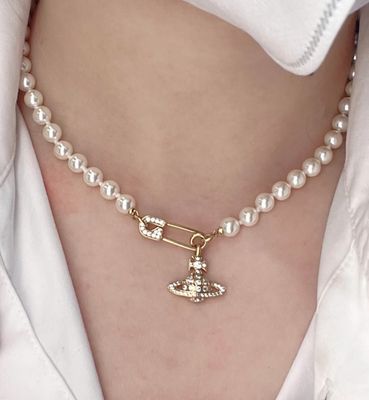 Vivienn* Westwo*d Full-Rhinestone Gold color Saturn Brooch Necklace with Swarovsk* Pearl and 18K Gold Plated Chain,yellow gold Color Saturn Brooch