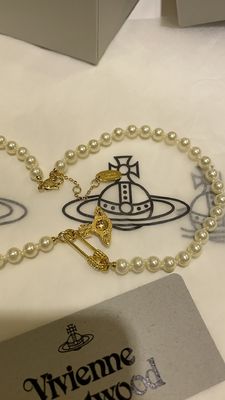 Vivienn* Westwo*d Full-Rhinestone Gold color Saturn Brooch Necklace with Swarovsk* Pearl and 18K Gold Plated Chain,yellow gold Color Saturn Brooch