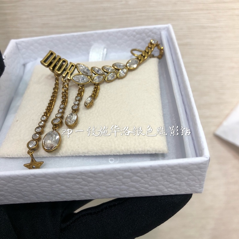 Luxury Single Earring with Swarovsk* Silver Shimmer Crystal