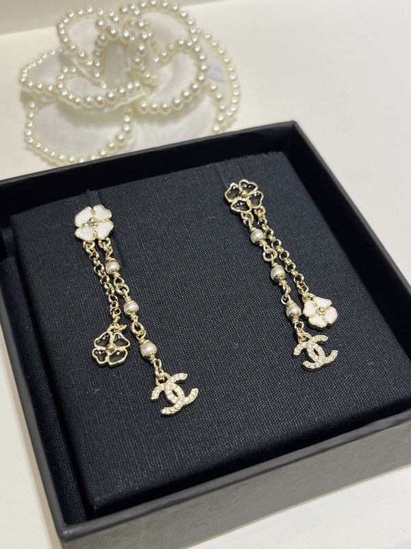 2025P Black White Enamel Mini Clover Camellia Diamond C Pendant Earrings