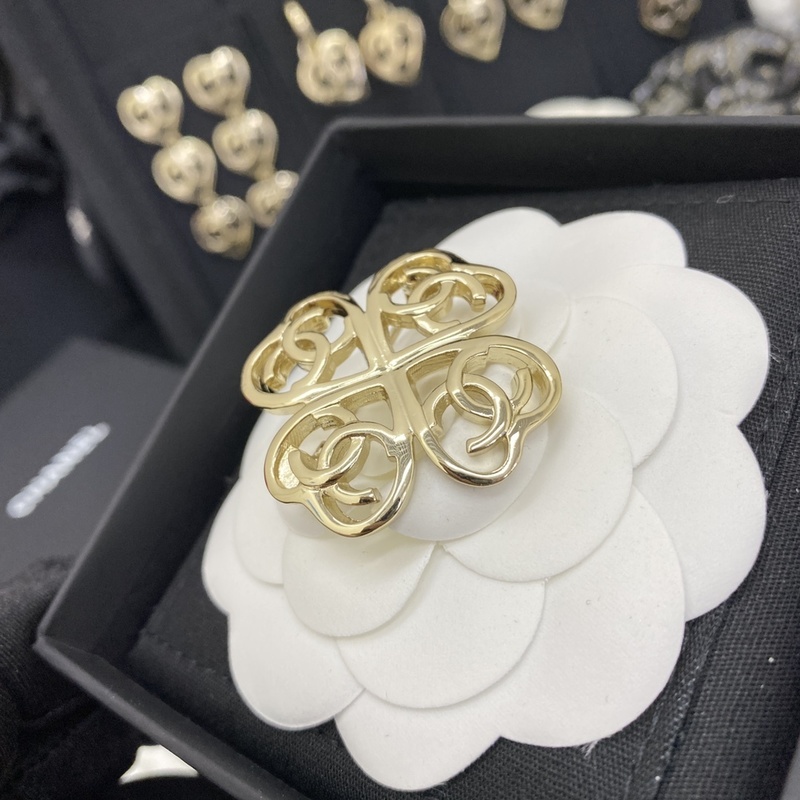 Hollow Out Luxury Brooch Pin Heart Clover Brooch 18K Gold Plated With Diamond