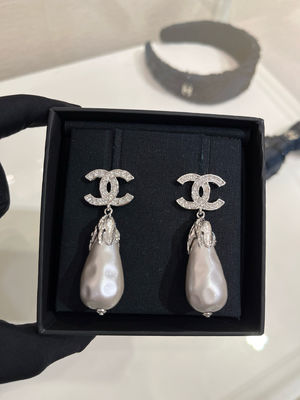 Quality 2025 Collection Luxury Pearl Earrings with Water Drop Shape Diamond Feather Detailing in Brass factory