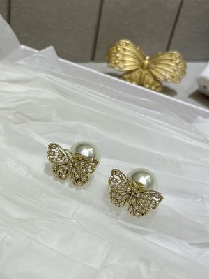Quality Butterfly Luxury Pearl Earrings Sophisticated With 18mm Hollow Carved Design factory