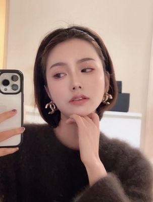 Quality Gold Tone 3D Asymmetric Double C Earrings 22C Retro Design factory