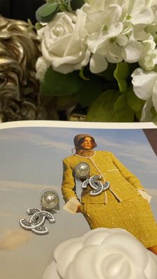 Quality White Enamel Crystal CC Pearl Stud Earrings 18K Gold Plated factory