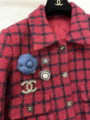 Quality Black Enamel Floral Brooch Copper Luxury Brooch Anti Allergy Lightweight factory