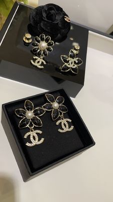 Quality Black Enamel Floral Brooch Copper Luxury Brooch Anti Allergy Lightweight factory