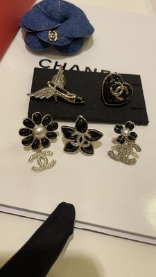 Quality Black Enamel Floral Brooch Copper Luxury Brooch Anti Allergy Lightweight factory