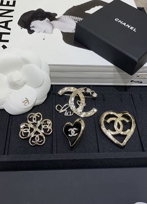 Quality 18K Gold Plated Luxury Brooch With Diamond Double C Style In VS1 Clarity factory