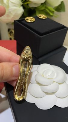 Quality Anti Allergy Diamond Drop Brooch High Heeled Broock Shape For Women factory