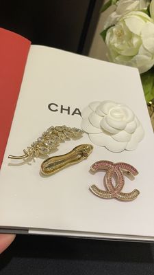 Quality Anti Allergy Diamond Drop Brooch High Heeled Broock Shape For Women factory