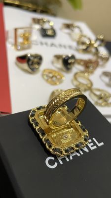 Quality Elegant 18K Gold Plated Square Ring with Swarovsk* Diamond and Leather-Wrapped Chain factory