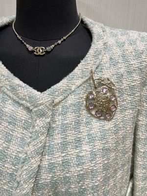 Quality Gold-Tone Fully Crystal-Studded Luxury Brooch with 1 Year Warranty and Elegant Peach Design factory