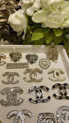 Quality Limited Edition Small Brass Brooch Pin with Shoes Design for Autumn/Winter Collection factory