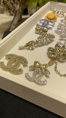 Quality Limited Edition Small Brass Brooch Pin with Shoes Design for Autumn/Winter Collection factory