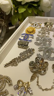 Quality Limited Edition Small Brass Brooch Pin with Shoes Design for Autumn/Winter Collection factory