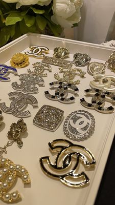 Quality Limited Edition Small Brass Brooch Pin with Shoes Design for Autumn/Winter Collection factory