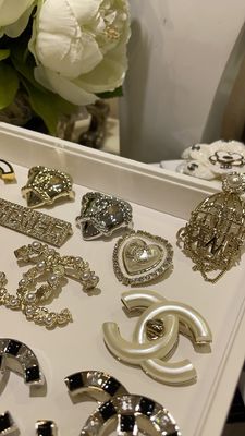 Quality Limited Edition Small Brass Brooch Pin with Shoes Design for Autumn/Winter Collection factory