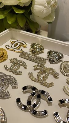 Quality Limited Edition Small Brass Brooch Pin with Shoes Design for Autumn/Winter Collection factory